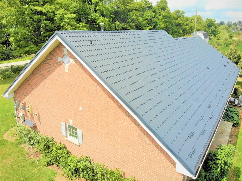 Metal tile roof from Roof Experts: no joints between panels.