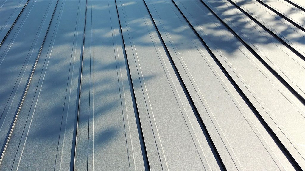 Standing seam roof with profiles with striations